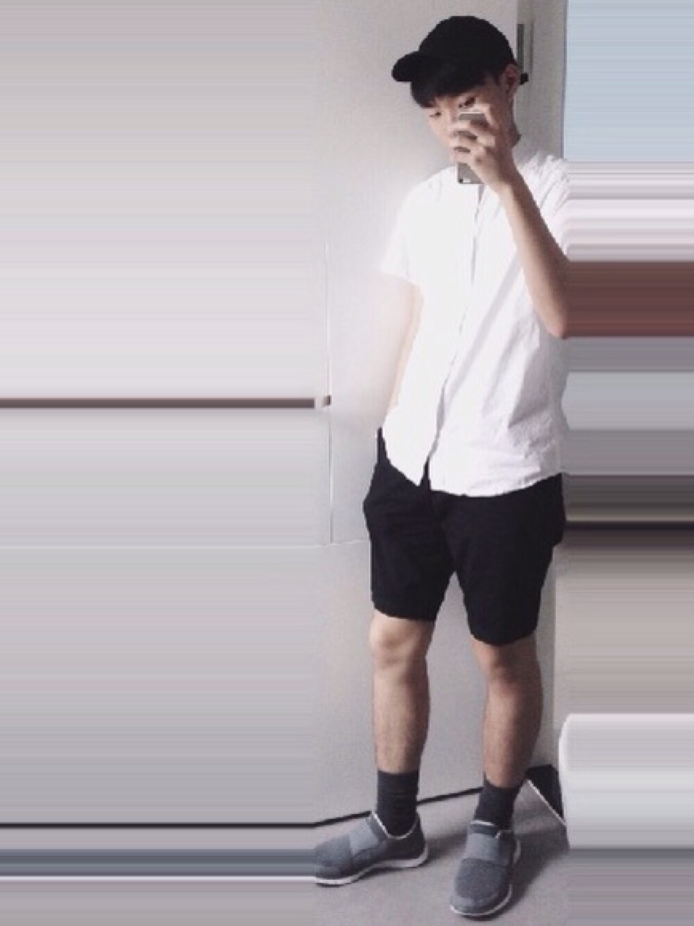 「SOCFLY、NIKE、H&M、Collarless、Shirt、monotone、black、white、grey、CAP」｜「H&Mのアイテム（シャツ/ブラウス、ホワイト系）」を使った、Jacobs さん（メンズ・179cm）の春コーディネートの1枚目の写真