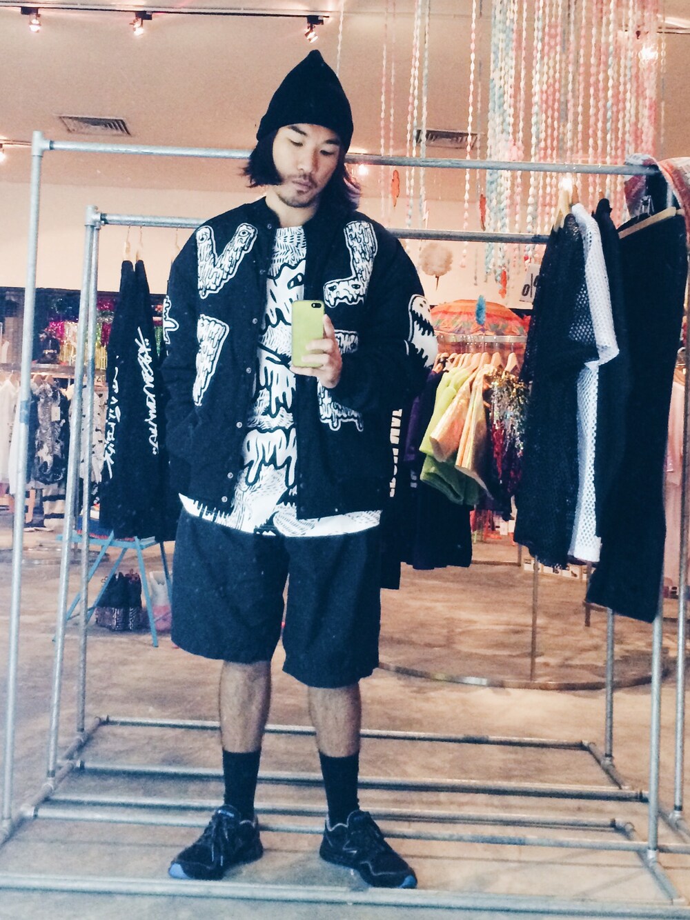 「black、ootd、men、jacket 、monochrome、New Balance、sneakers」｜「zlismのアイテム（ミリタリージャケット、ブラック系）」を使った、Ethan Chuさん（メンズ・172cm）の春コーディネートの1枚目の写真