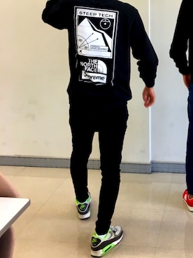 「Supreme （シュプリーム）のアイテム（パーカー、ブラック系）」を使った、ちゃんまがさん（メンズ・176cm）の秋コーディネート