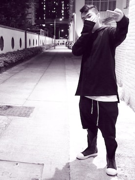 「DRKSHDW by RICK OWENS（ダークシャドウ バイ リックオウエンス）のアイテム（スラックス）」を使った、MC VERRIさん（メンズ・175cm）の春コーディネート