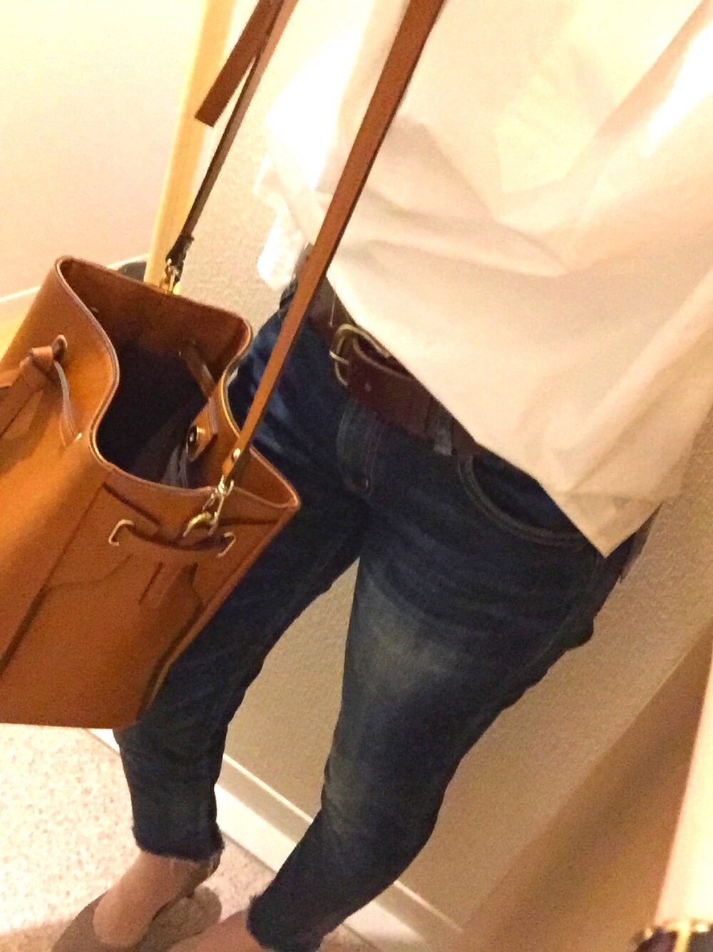 「アーバンリサーチ、白シャツ、シンプル、ダイアナ」｜「Ungridの【Casual】定番ﾍﾞﾙﾄ（ベルト、ブラウン系）」を使った、PiyoPiyoさん（レディース・158cm）の春コーディネートの1枚目の写真
