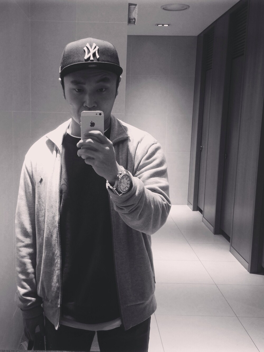 「데일리룩、모자、뉴에라、데일리、NEW ERA、NEWERA」｜「neweraのアイテム（キャップ、ブラック系）」を使った、Lee YongWooさん（メンズ・172cm）の秋コーディネートの1枚目の写真