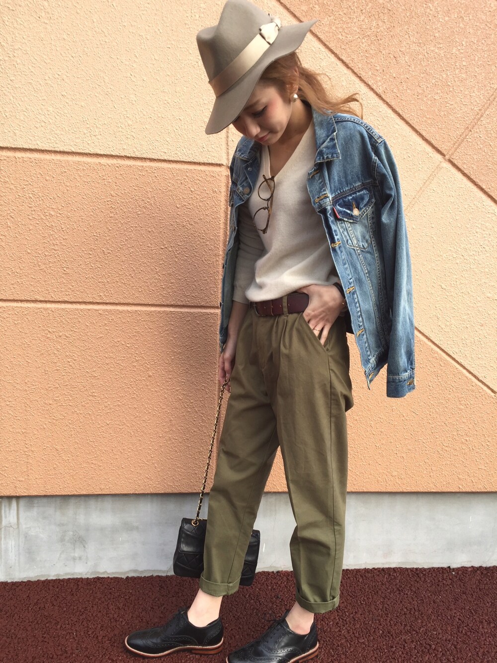 「カジュアル、オジ靴、カーキパンツ、hat、シンプル」｜「Ungridの 【casual】定番ﾍﾞﾙﾄ （ベルト、ブラウン系）」を使った、asukaさん（レディース・163cm）の冬コーディネートの1枚目の写真