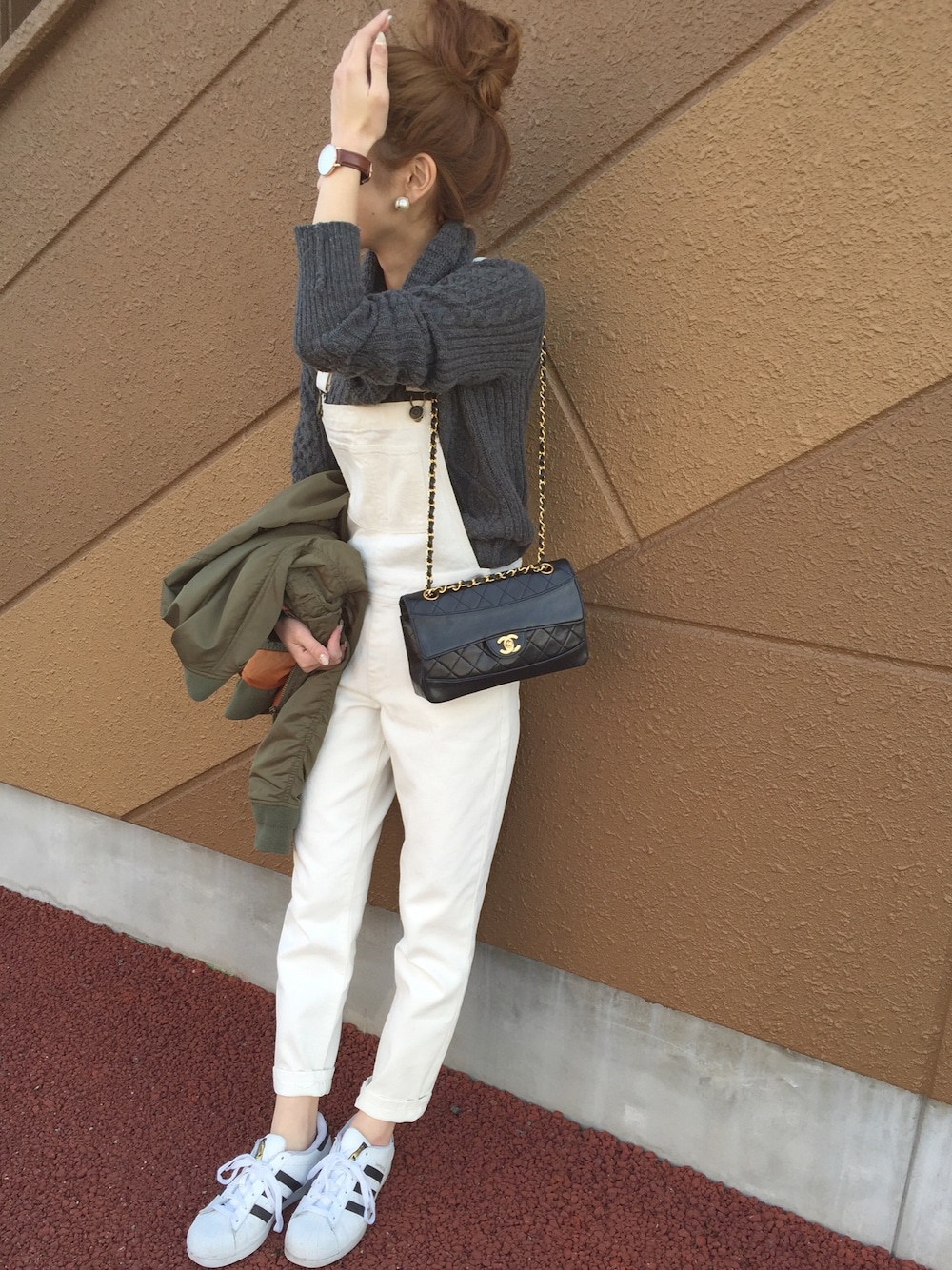 「サロペット、シンプルコーデ、白、outfit、アディダス、シャネル」｜「Ungridの 【Casual】ﾙｰｽﾞﾀｰﾄﾙｹｰﾌﾞﾙﾆｯﾄ （ニット/セーター、グレー系）」を使った、asukaさん（レディース・163cm）の冬コーディネートの1枚目の写真