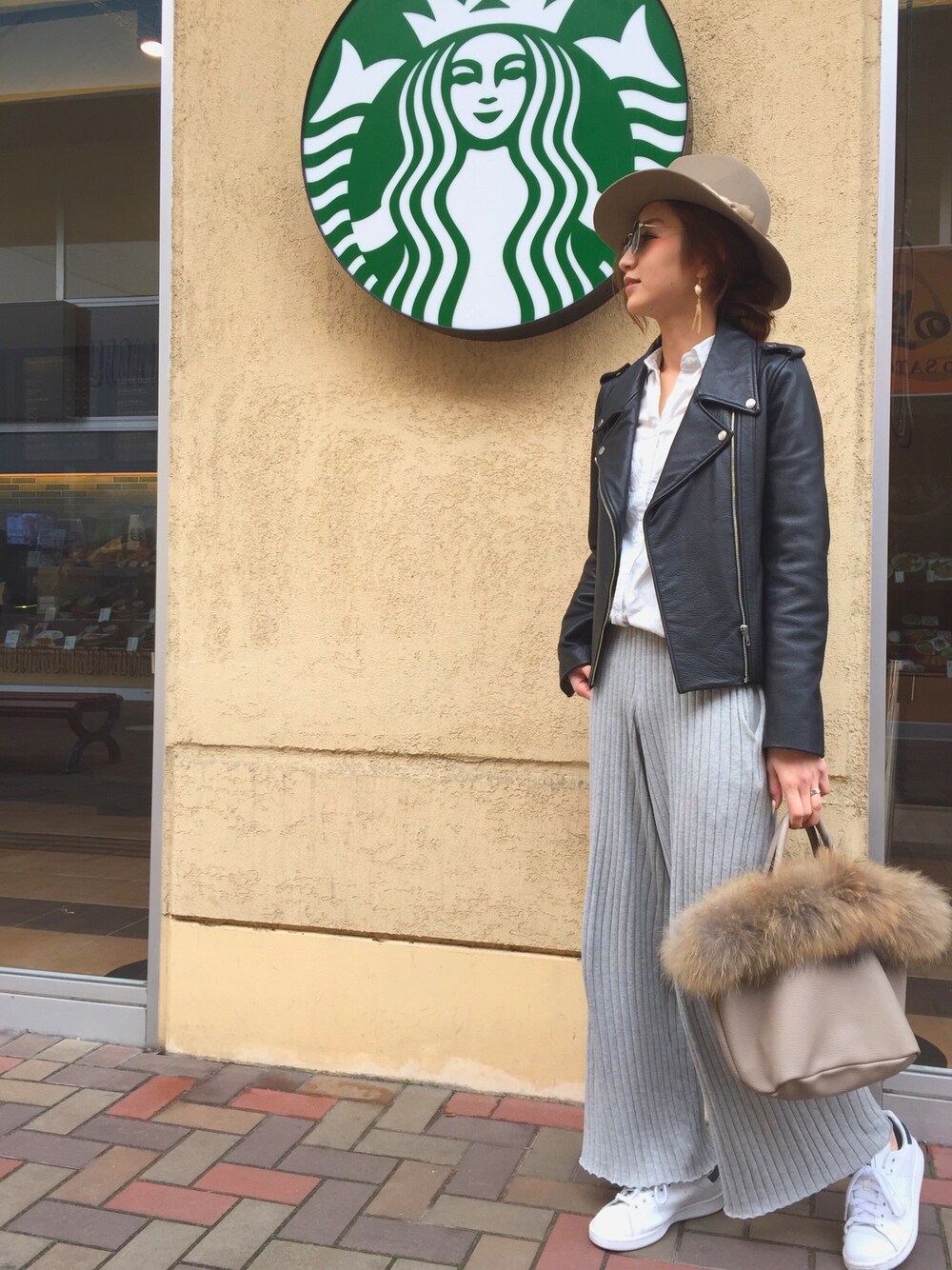「ドラフトUN、オトナカジュアル、ゆるコーデ、ワイドパンツ、Ungrid、outfit、ootd、スタンスミス」｜「Ungridの 【Casual】ゴートレザーライダースJK （ライダースジャケット、ブラック系）」を使った、asukaさん（レディース・163cm）の春コーディネートの1枚目の写真