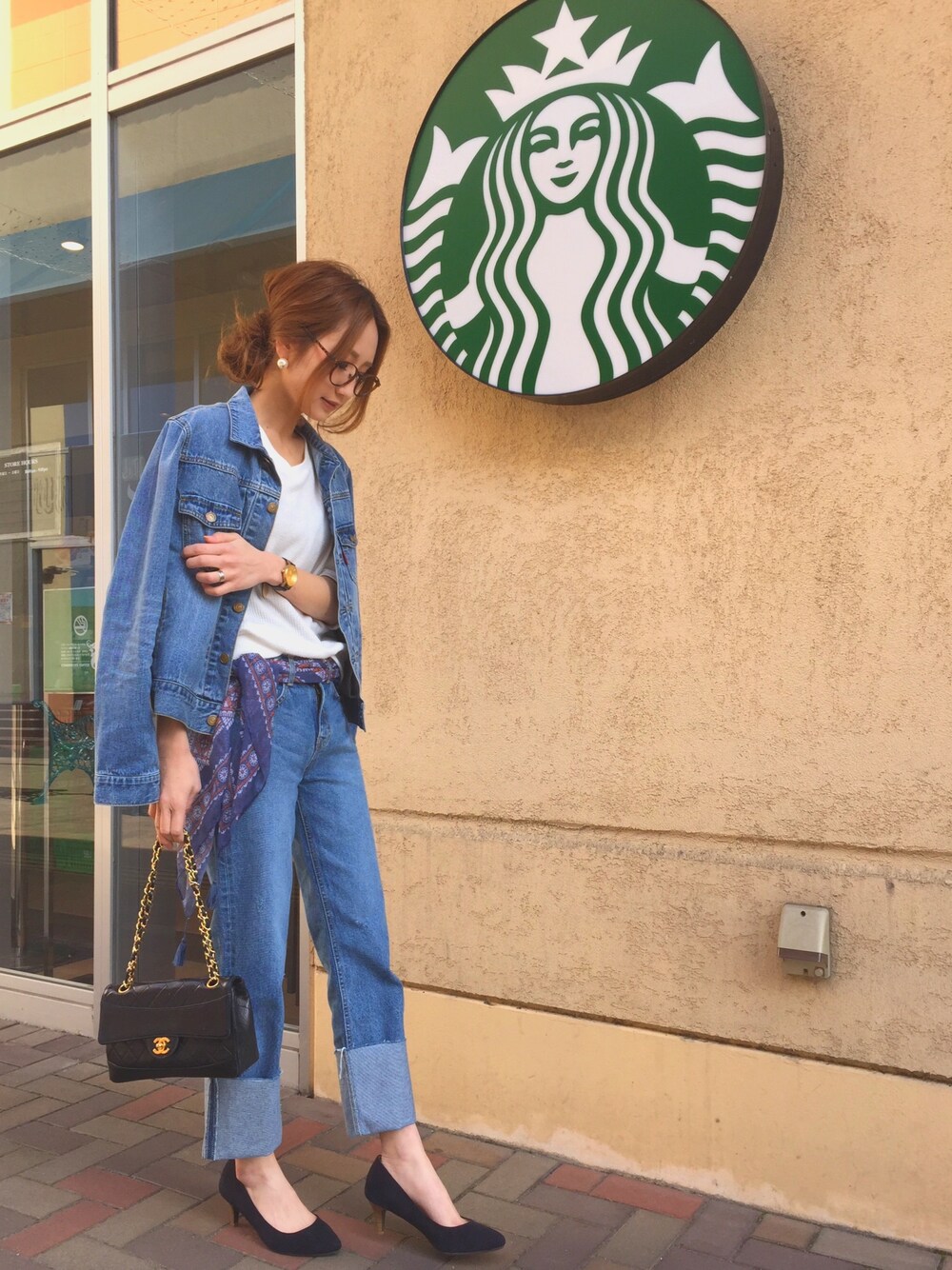 ブルー系のジャケット/アウター、ブルー系のデニムパンツ、ブラック系のパンプスを着用したレディースの春コーディネートの1枚目の写真