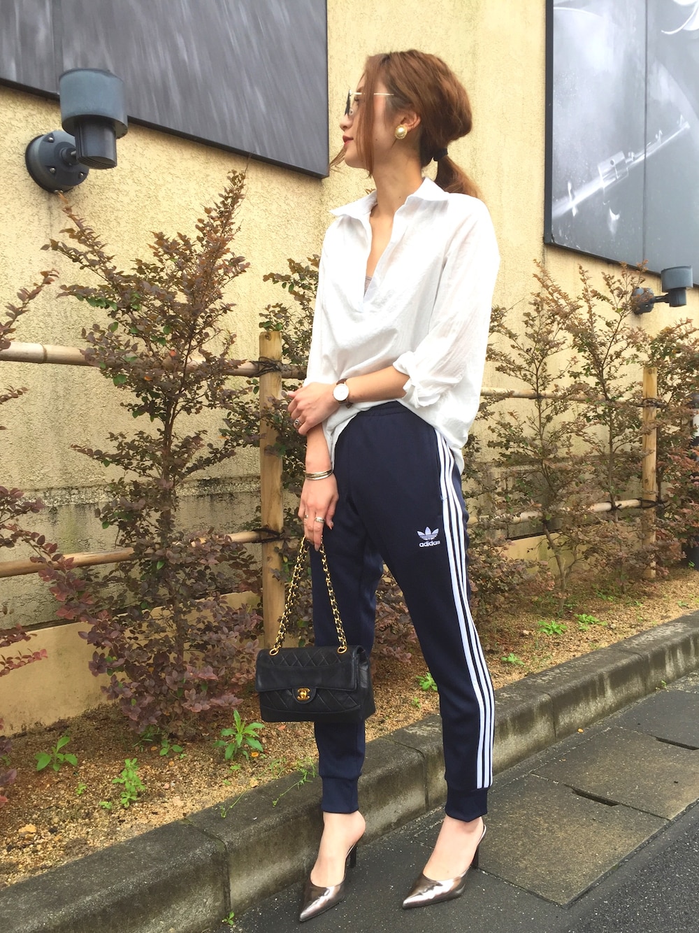 「シンプルコーデ、ラフ、パンツスタイル、パンプス、ダニエルウェリントン、アディダス、アディダスオリジナルス、chanel、Ungrid、白シャツ」｜「adidasのadidas Originals / SST CUFFED TP（スラックス、ブラック系）」を使った、asukaさん（レディース・163cm）の春コーディネートの1枚目の写真