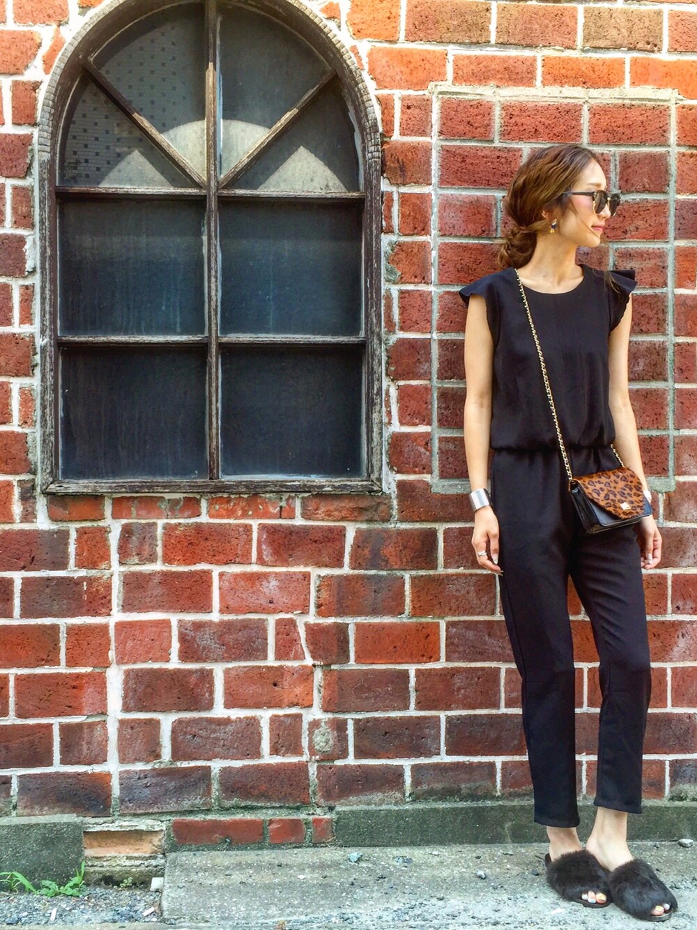 その他のショルダーバッグ、ブラウン系のサンダル、ゴールド系のサングラスを着用したレディースの夏コーディネートの1枚目の写真