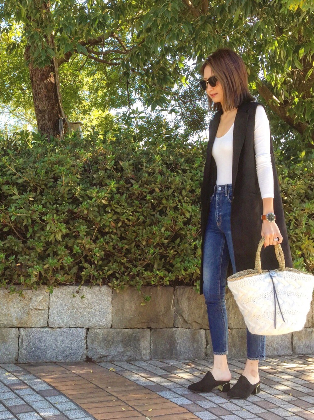 「ootd、カジュアル、大人カジュアル、秋のコーデ、ジレンチ、スエード、デニム、SLY、カゴバック、ニット」｜「SLYのWOLT JW ANKLE SLIM-A（デニムパンツ、ブルー系）」を使った、asukaさん（レディース・163cm）の秋コーディネートの1枚目の写真