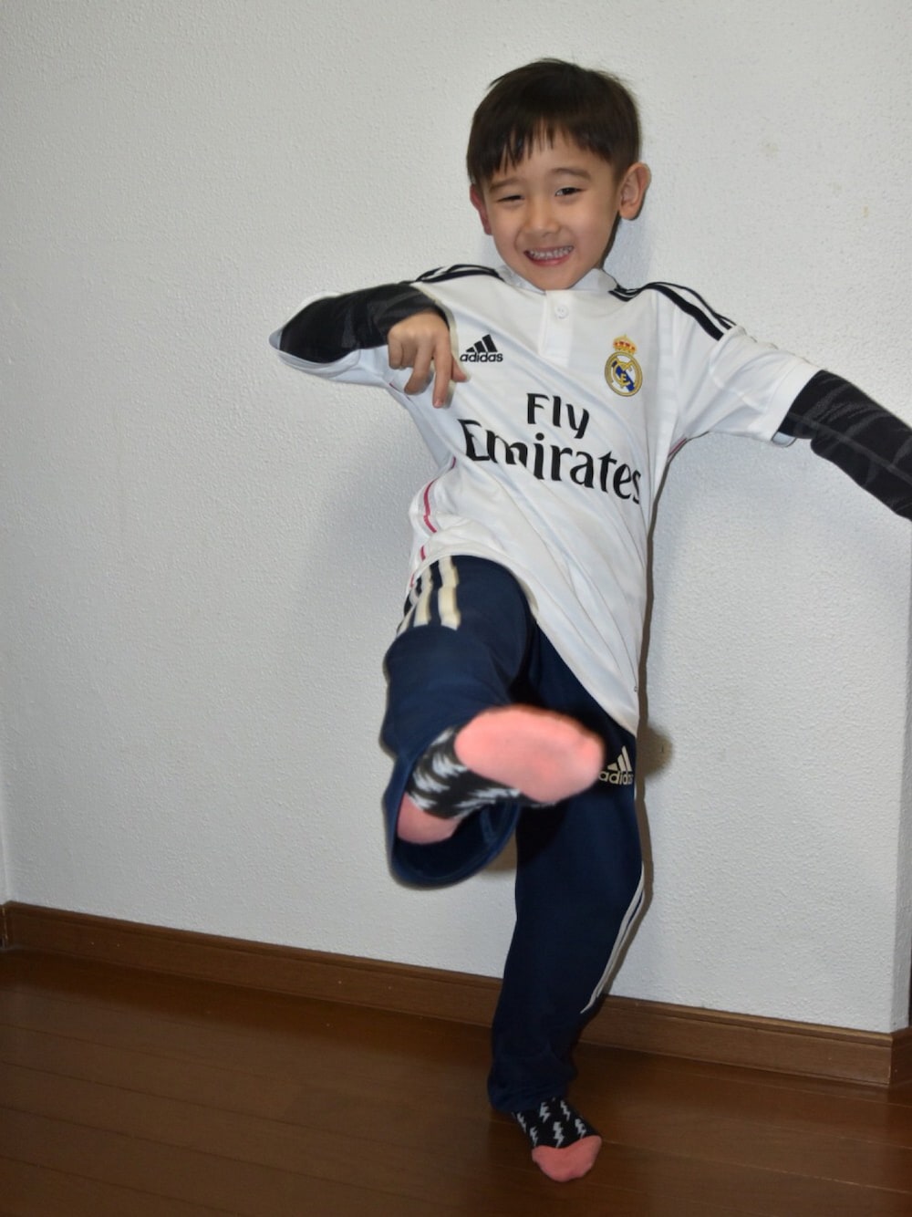 「サッカー、スポーツ、kids、5歳、レアルマドリード、アディダス、120㎝、130㎝、ユニフォーム」｜「adidasのアイテム（Tシャツ/カットソー、ホワイト系）」を使った、riku☺︎soraさん（キッズ・110cm）の冬コーディネートの1枚目の写真