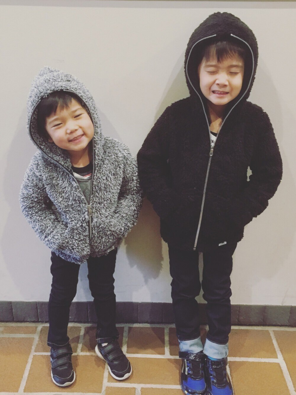 「もこもこ、おそろいコーデ、お出かけコーデ、チャラ男、パーカー、ボア、キッズコーデ、4歳、5歳、ドラフトAZ」｜「AZUL by moussyのボアフリースZIPパーカー（パーカー、グレー系）」を使った、riku☺︎soraさん（キッズ・110cm）の冬コーディネートの1枚目の写真