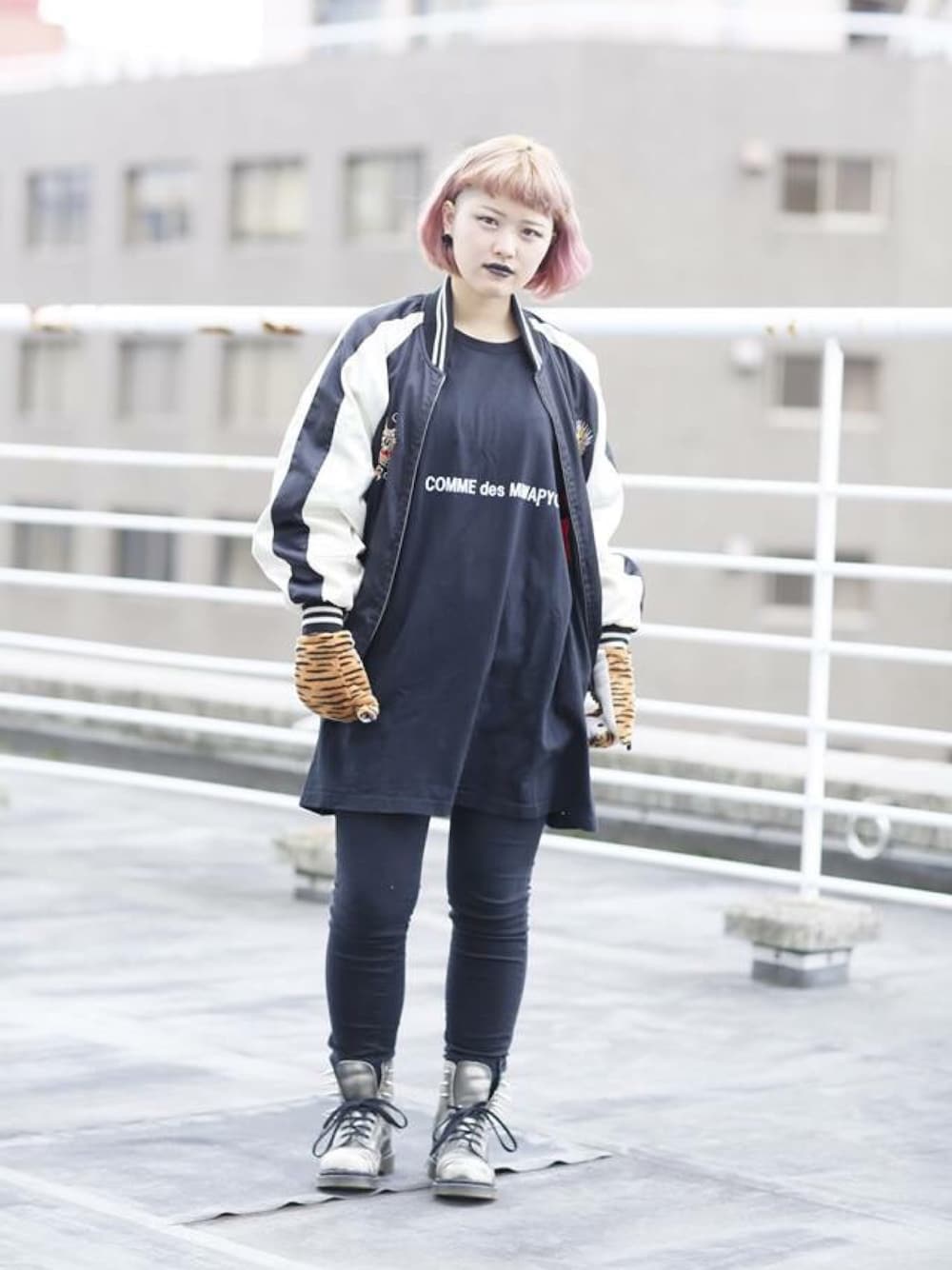 「COMME des GARCONS、パロディ、コンピュータ、ワイルド、黒リップ、撮影、屋上、黒、スカジャン、雰囲気」｜「tredairのアイテム（ブーツ、グレー系）」を使った、みわぴょんさん（レディース・165cm）の秋コーディネートの1枚目の写真