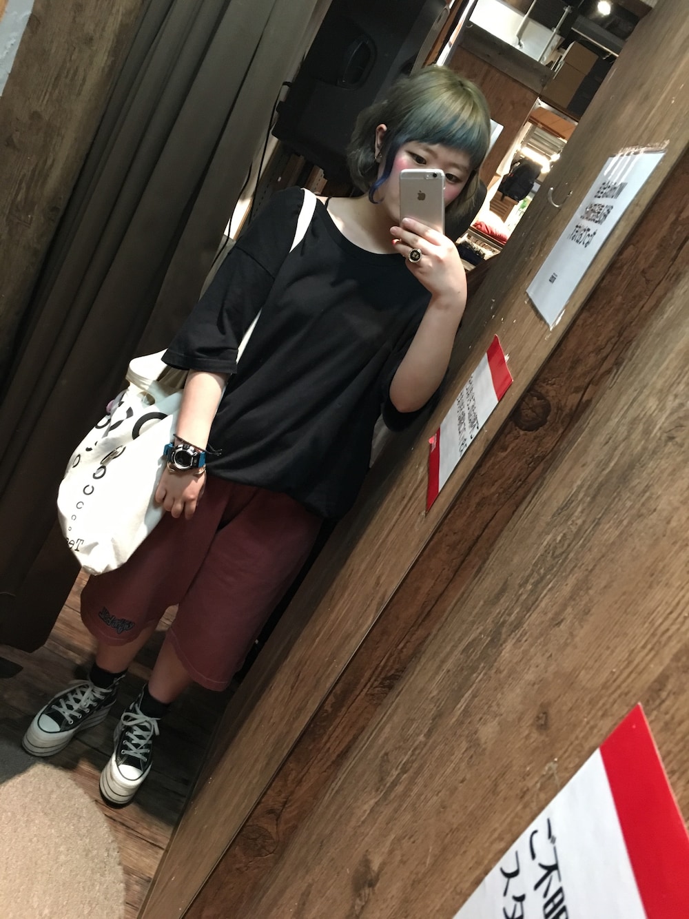 「髪色、変えました、ブルー、オン眉、カジュアル、パンツ、ニュー、ストリート、厚底、眠」｜「Amazonのアイテム（Tシャツ/カットソー、ブラック系）」を使った、みわぴょんさん（レディース・165cm）の春コーディネートの1枚目の写真