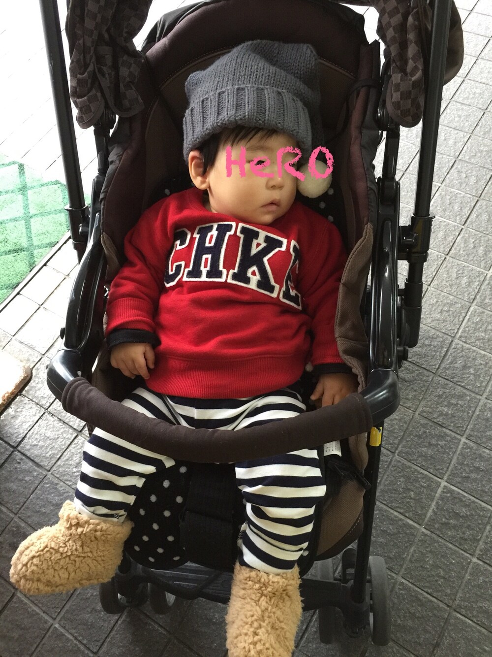 「西松屋、ユニクロ、ニット帽、しましま、ベビー、ベビーコーデ、男の子、０歳、関西人」｜「西松屋のアイテム（スウェット、レッド系）」を使った、HeROさん（キッズ・70cm）の秋コーディネートの1枚目の写真