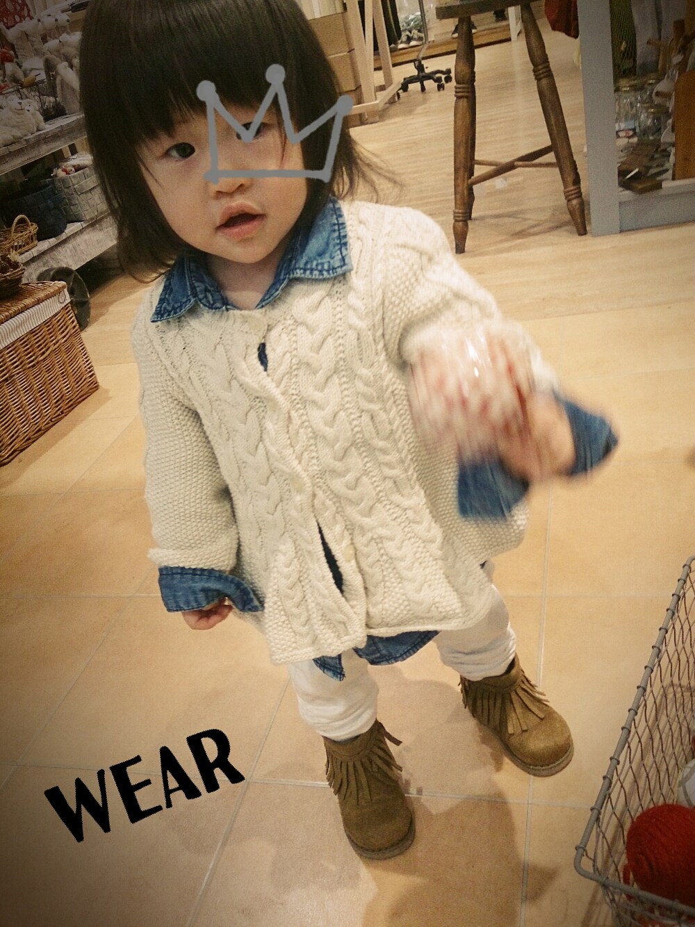 ベージュ系のニット/セーター、ホワイト系のその他パンツ、ブラウン系のブーツを着用したキッズの冬コーディネートの1枚目の写真