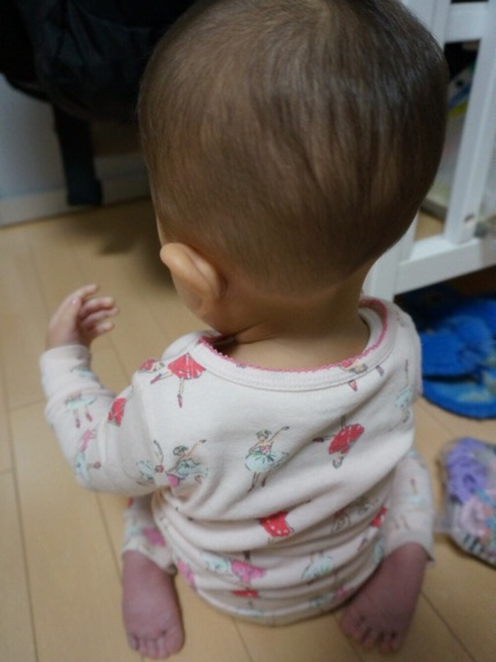 「パジャマ、おやすみコーデ、おやすみなさい、ピンク、セットアップ、バレリーナ、うしろ姿、正座」｜「Carter'sのアイテム（その他トップス、ピンク系）」を使った、2a1o2さん（キッズ・60cm）の冬コーディネートの1枚目の写真