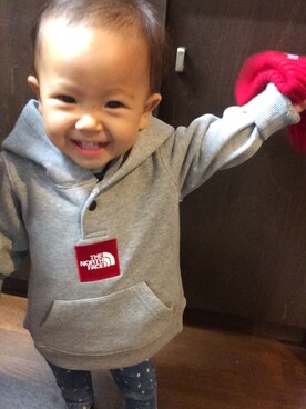 「THE NORTH FACE（ザノースフェイス）のアイテム（パーカー、グレー系）」を使った、2a1o2さん（キッズ・70cm）の秋コーディネート