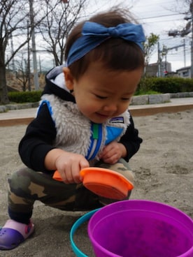 「patagonia（パタゴニア）のアイテム（ベスト、ブルー系）」を使った、2a1o2さん（キッズ・70cm）の春コーディネート