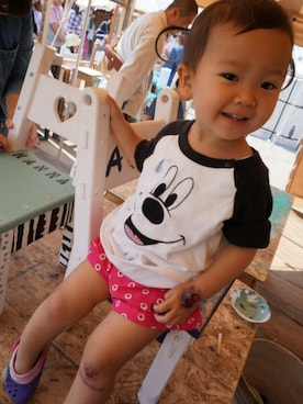 「UNIQLO（ユニクロ）のアイテム（Tシャツ/カットソー、ホワイト系）」を使った、2a1o2さん（キッズ・70cm）の春コーディネート