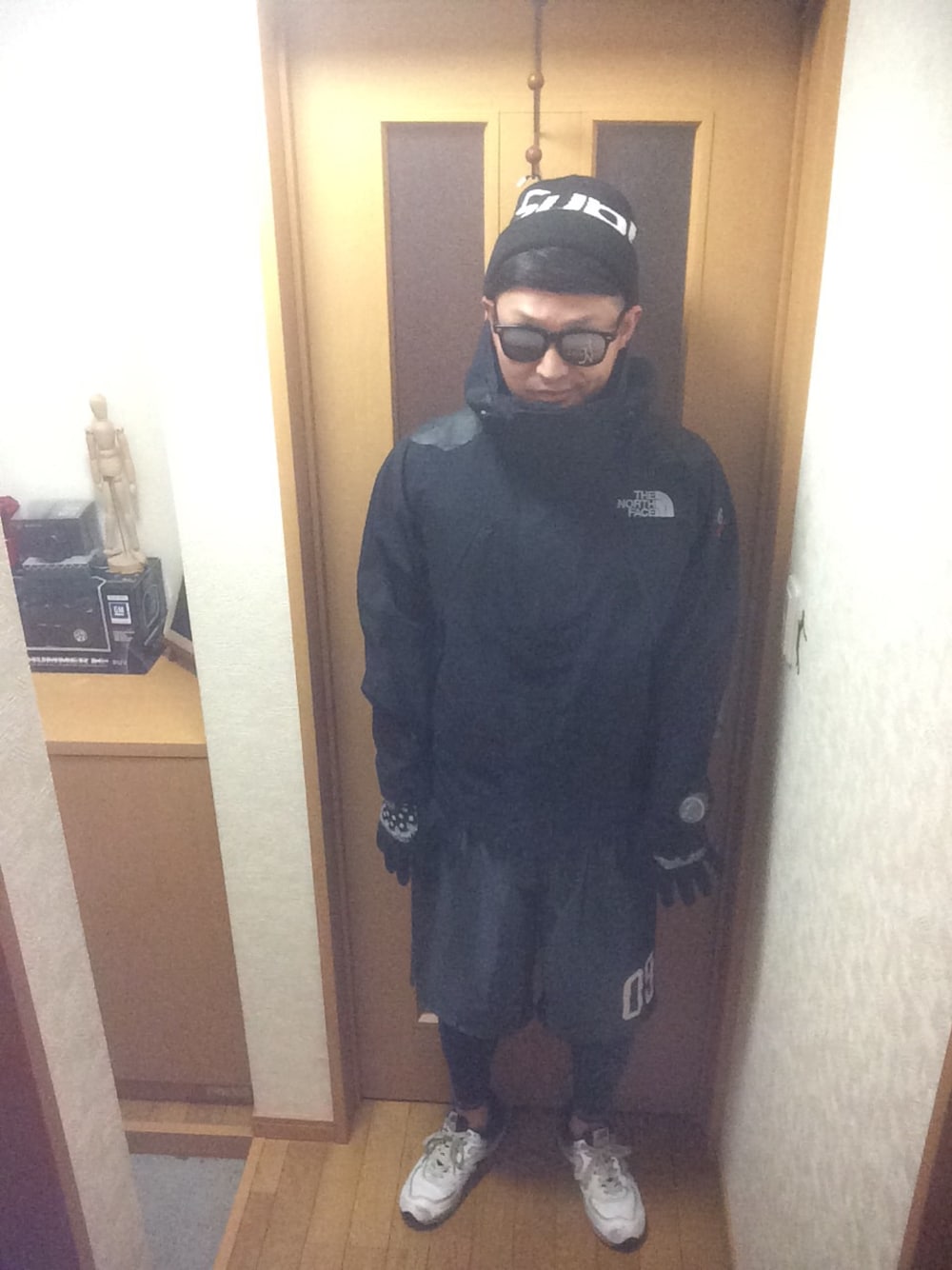 「ホワイトスニーカー」｜「THE NORTH FACEのアイテム（マウンテンパーカー、ブラック系）」を使った、Mitsutaka  Okunoさん（メンズ・174cm）の春コーディネートの1枚目の写真