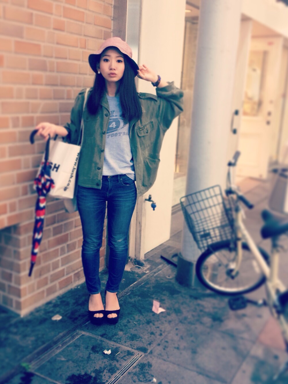 「古着、ZARA、GAP、チョーカー、お気に入りのTシャツ、友達、厚底サンダル」｜「POLO RALPH LAURENの古着（ニットキャップ/ビーニー、レッド系）」を使った、ちょぬんさん（レディース・155cm）の春コーディネートの1枚目の写真