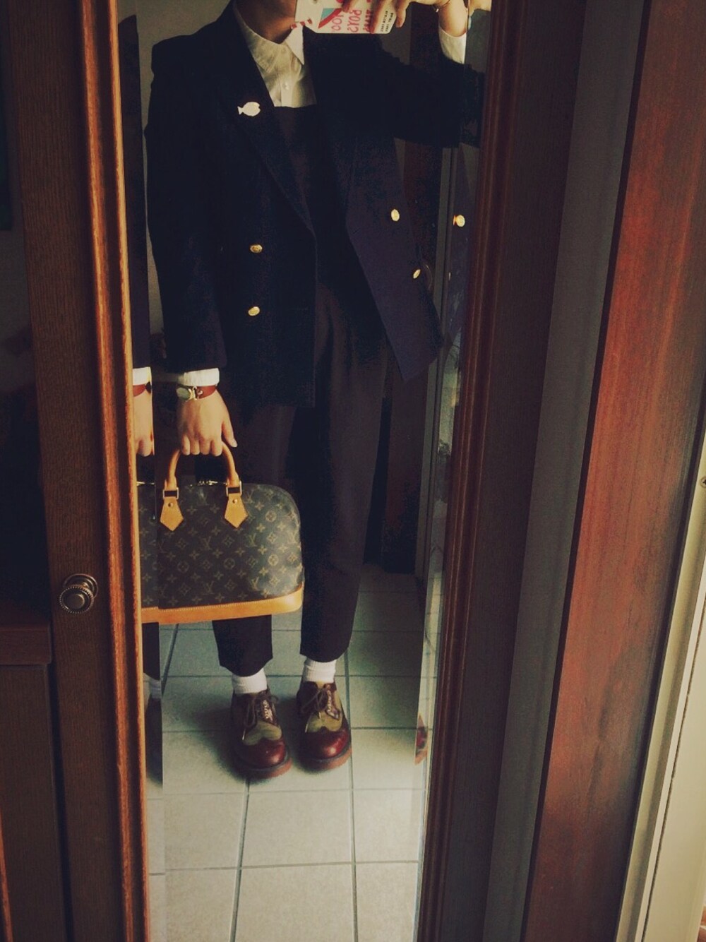 「テーラードジャケット、サロペット、古着、GU、Dr.Martens、LouisVuitton、ブローチ、白ソックス」｜「GUのアイテム（サロペット/オーバーオール、ブラック系）」を使った、ちょぬんさん（レディース・160cm）の秋コーディネートの1枚目の写真
