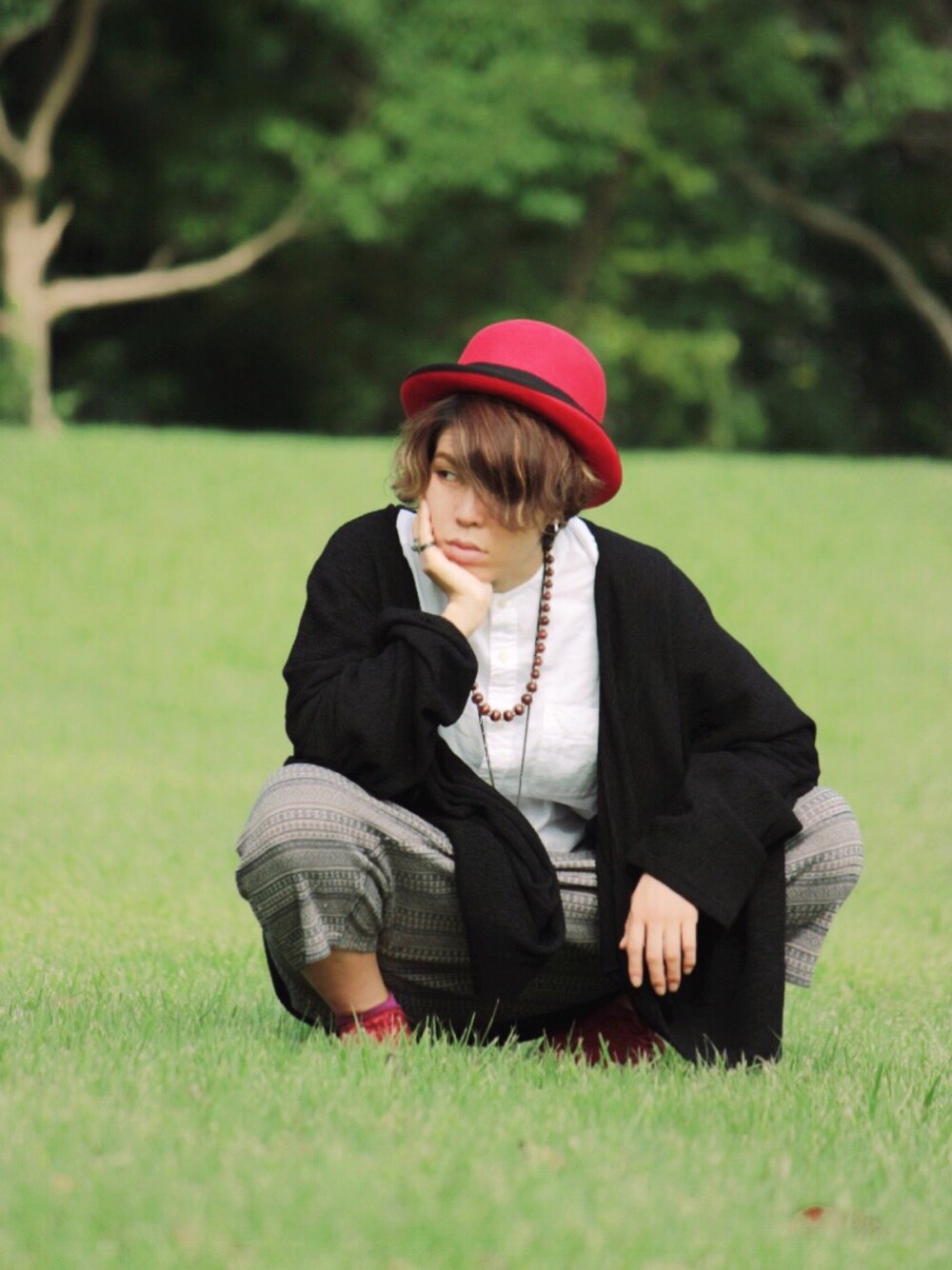 「赤ハット、UNDERGROUND、白シャツ」｜「UNDERGROUNDのアイテム（ジャケット/アウター、ブラック系）」を使った、６９さん（レディース・162cm）の秋コーディネートの1枚目の写真
