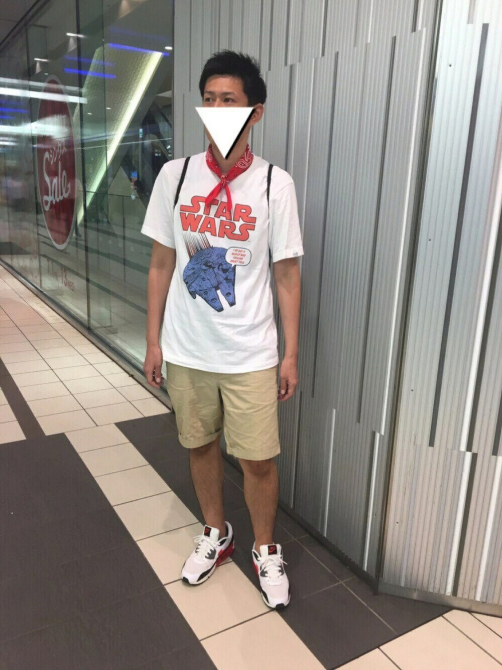 ホワイト系のTシャツ/カットソー、ベージュ系のチノパンツ、ホワイト系のスニーカーを着用したメンズの夏コーディネートの1枚目の写真