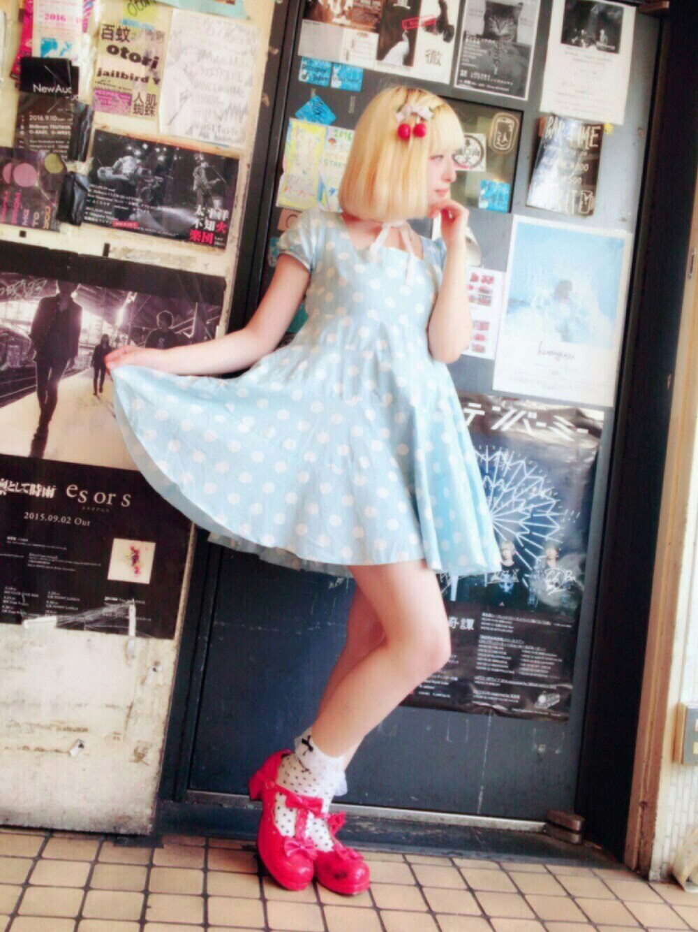 ブルー系のワンピース、レッド系のシューズ、レッド系のバレッタ/ヘアクリップを着用したレディースの秋コーディネートの1枚目の写真