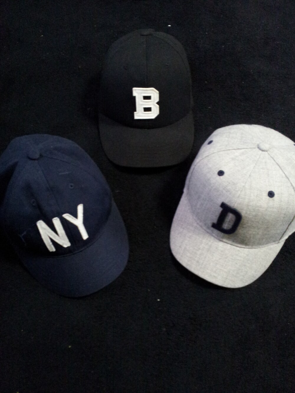 ブラック系のキャップを着用したメンズの春コーディネートの1枚目の写真