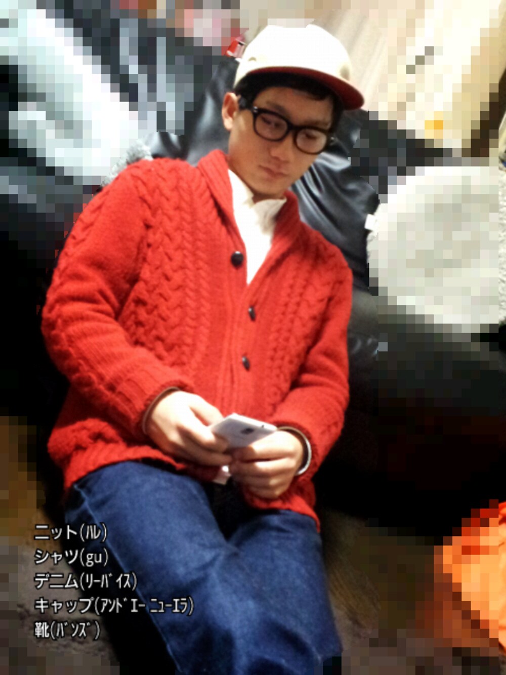 ブラック系のスニーカー、ベージュ系のキャップを着用したメンズの春コーディネートの1枚目の写真