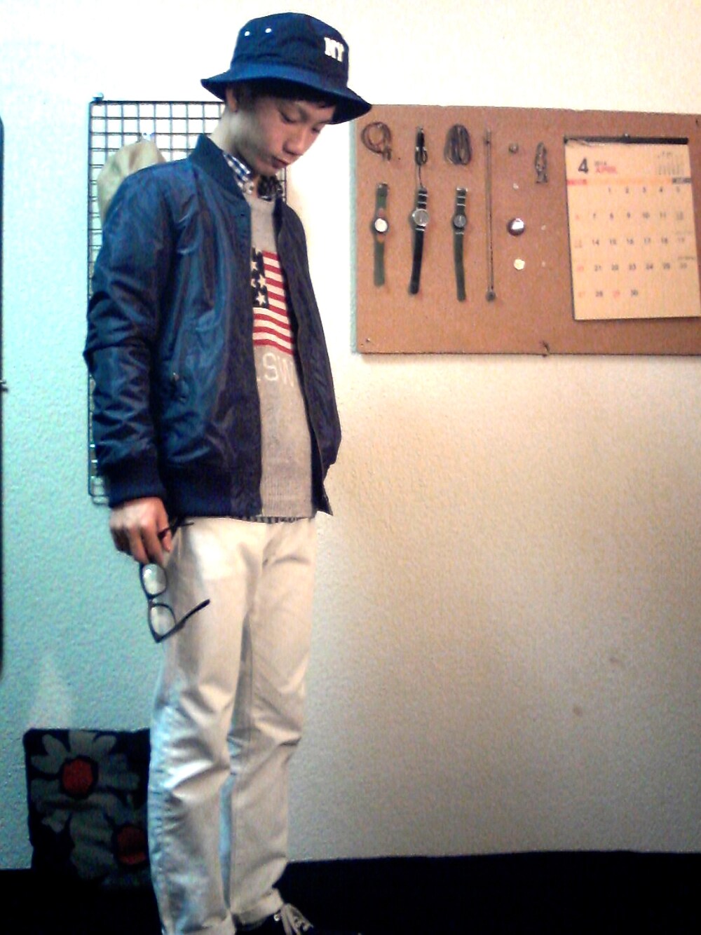 ブルー系のスニーカー、ブルー系のハットを着用したメンズの春コーディネートの1枚目の写真