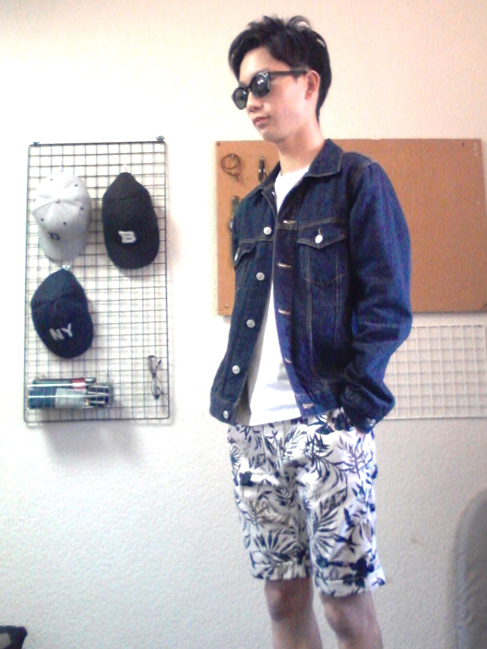 ブラック系のアナログ腕時計を着用したメンズの春コーディネートの1枚目の写真