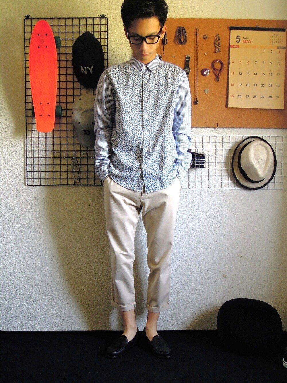 ブラック系のアナログ腕時計を着用したメンズの春コーディネートの1枚目の写真