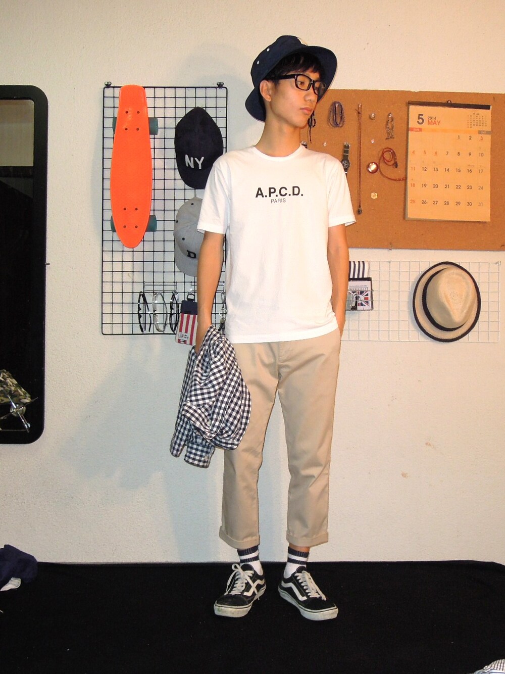 ブラック系のスニーカー、ブルー系のハットを着用したメンズの春コーディネートの1枚目の写真