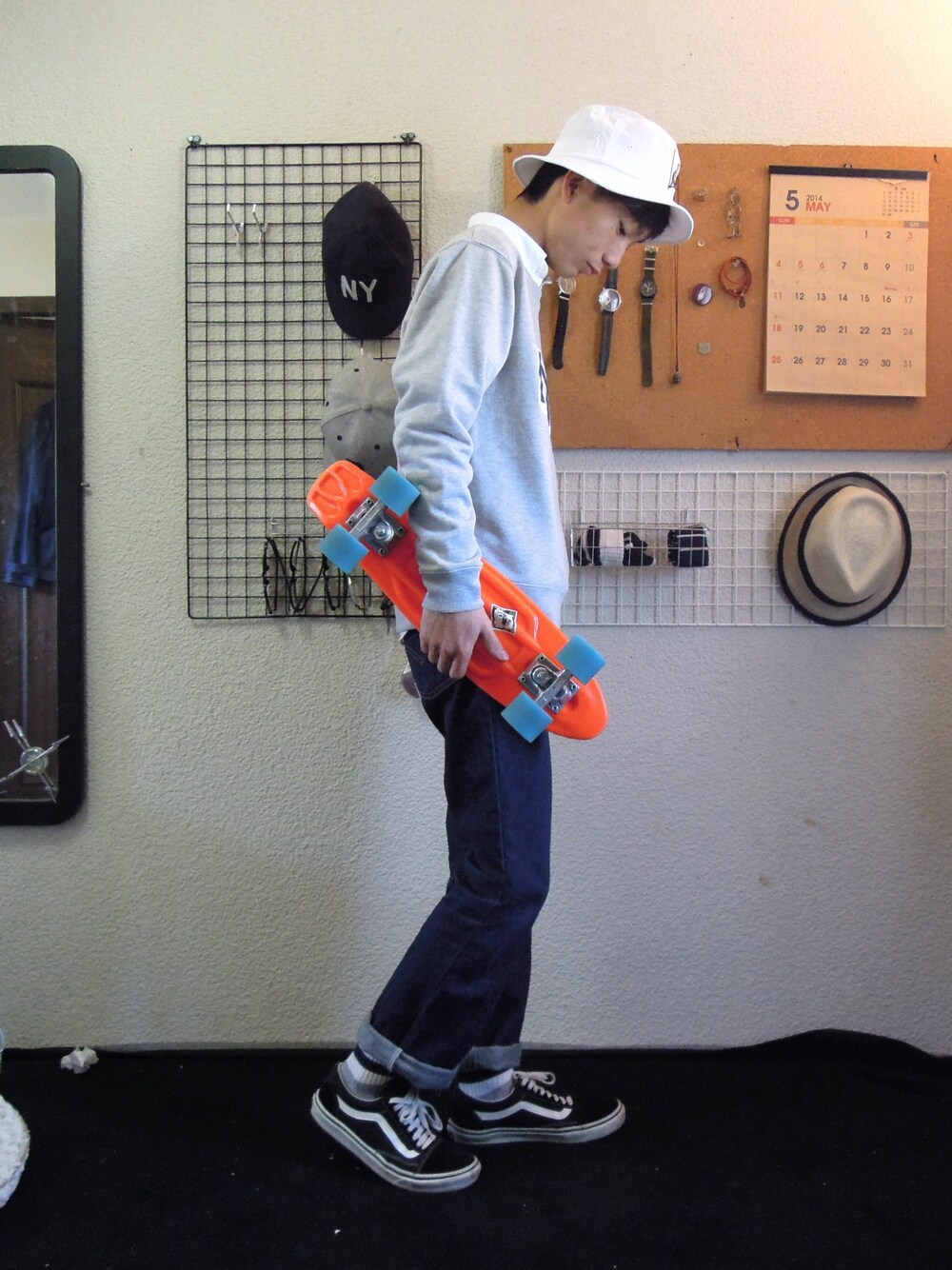 グレー系のスウェット、ブラック系のスニーカー、ホワイト系のハットを着用したメンズの春コーディネートの1枚目の写真