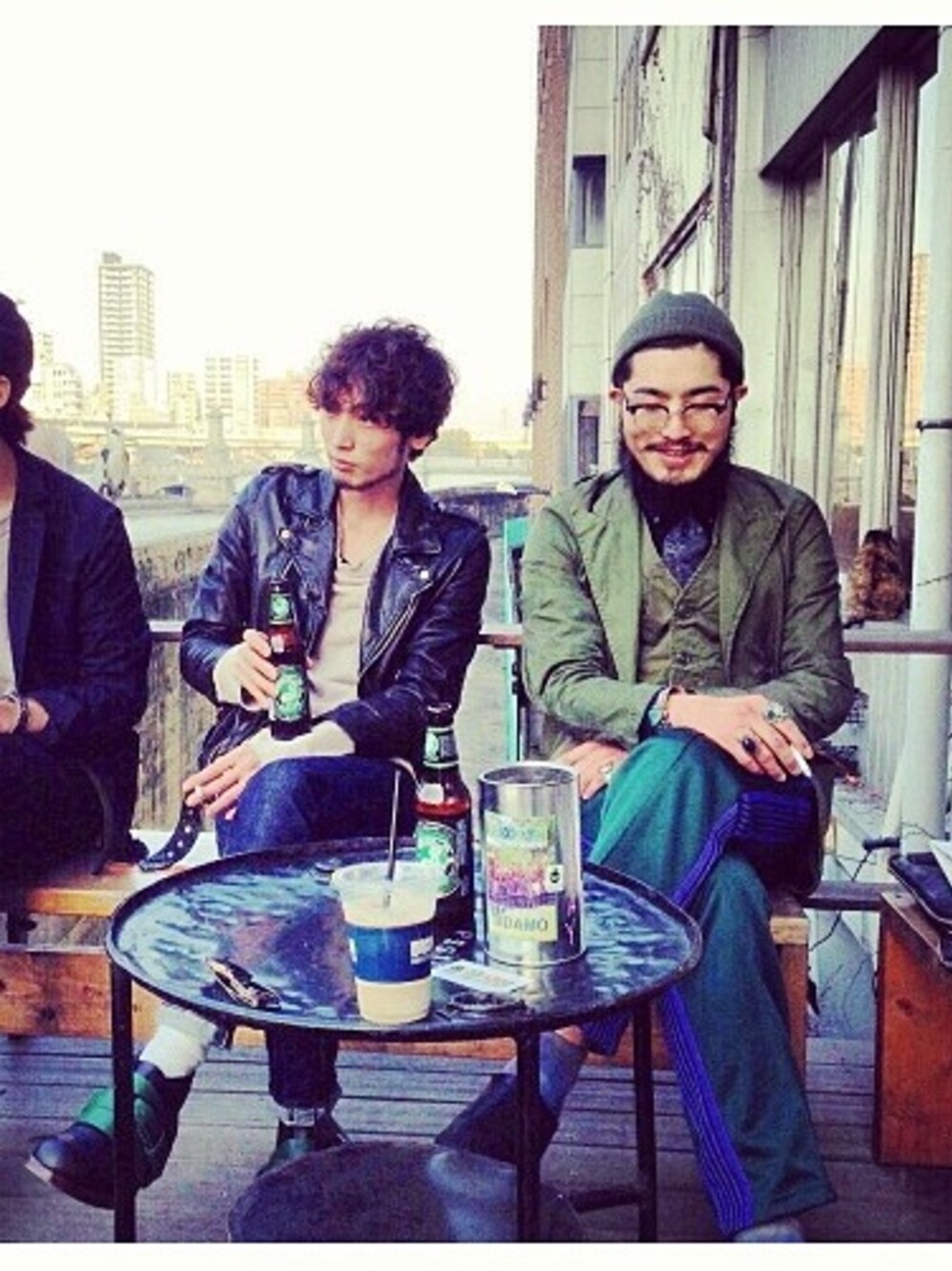 「NEEDLES」｜「Engineered Garmentsの19th BD shirt！

緩やかなラウンド状にカットされた裾のディテールは、左右が正面で重なり合うことでシャツイン時に起こる内側でのかさばりを防ぐ為に考案されたものでその機能は勿論、あえて表に出すことで
デザインとしての存在感を発揮します。
また、シングルニードルでの縫製、襟裏のジグザグステッチなど、耐久性が考慮されたEGならではの堅実なディテイルワークも注目すべき魅力の一つとなっています。（シャツ/ブラウス、ブラック系）」を使った、bebebebe3さん（メンズ・176cm）の春コーディネートの1枚目の写真