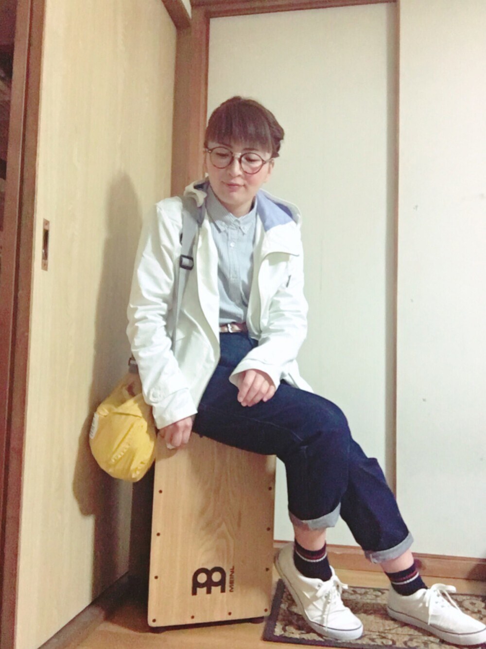 ホワイト系のその他アウター、ブルー系のシャツ/ブラウス、ブルー系のデニムパンツを着用したレディースの冬コーディネートの1枚目の写真