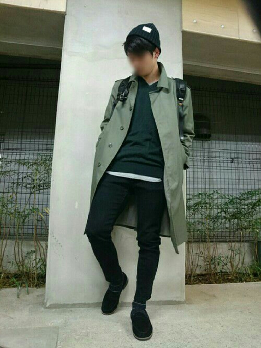「秋冬、大人カジュアル、黒スキニー、秋のコーデ、ステンカラーコート、ニット帽、ニット、グリーン、UNIQLO、プチプラ」｜「RACALのスタンダードニットキャップ/CAP 2016 Autumn（ニットキャップ/ビーニー、ブラック系）」を使った、ゆうさん（メンズ・175cm）の秋コーディネートの1枚目の写真
