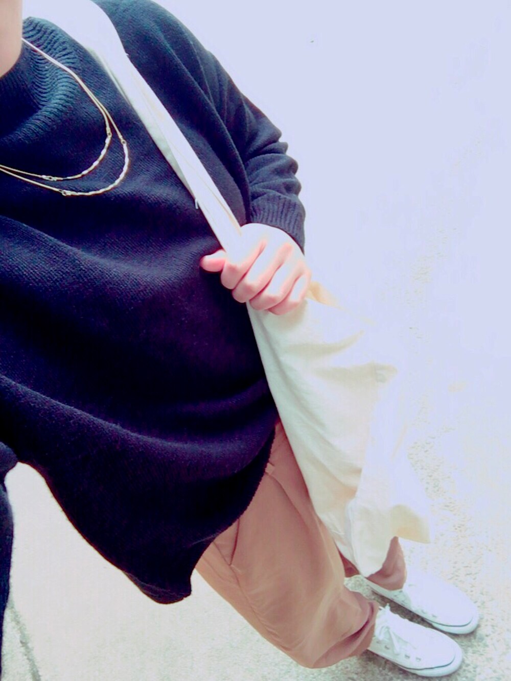 「ラフ、シンプル、コンバース、ワイルドパンツ」｜「GUのアイテム（ニット/セーター、ブラック系）」を使った、ひろさん（レディース・161cm）の春コーディネートの1枚目の写真
