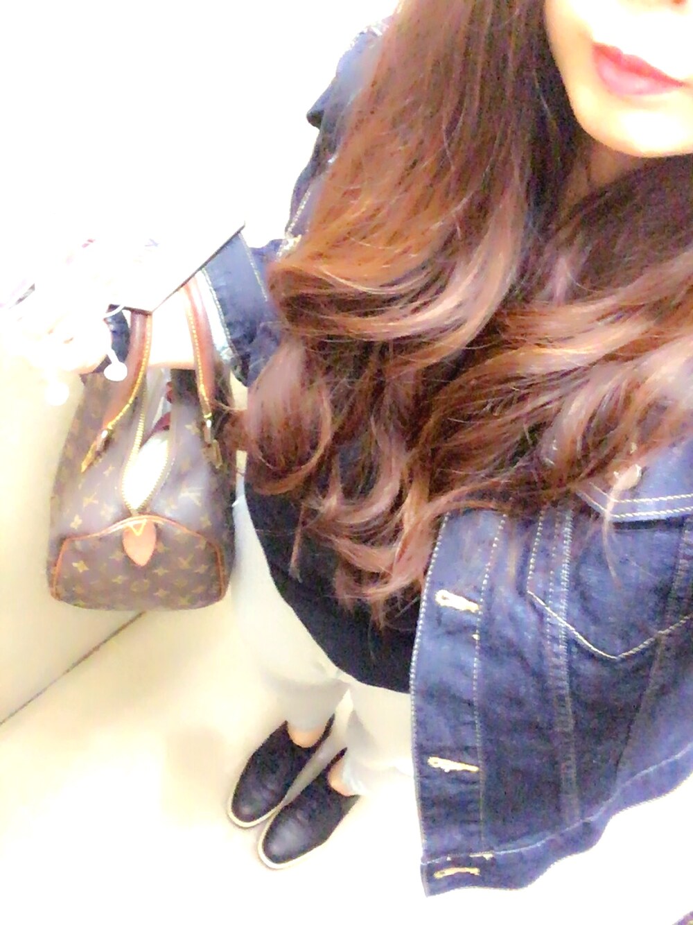 ブルー系のデニムジャケット、ブラック系のTシャツ/カットソー、グレー系のその他パンツを着用したレディースの秋コーディネートの1枚目の写真