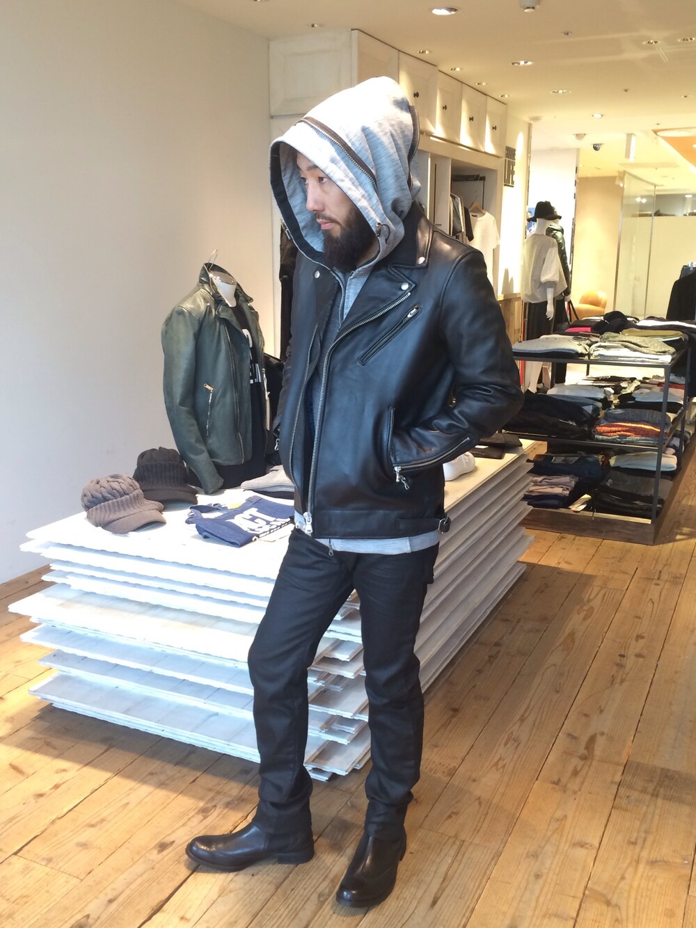 「ライダース、シープスキン、ブラック、ブーツ、ダブルライダース、ヒゲ」｜「KATHARINE HAMNETT LONDON のSHEEP DOUBLE RIDERS JACKET / シープダブルライダースジャケット（ライダースジャケット、ブラック系）」を使った、MAKOTO NAGATAさん（メンズ・170cm）の秋コーディネートの1枚目の写真