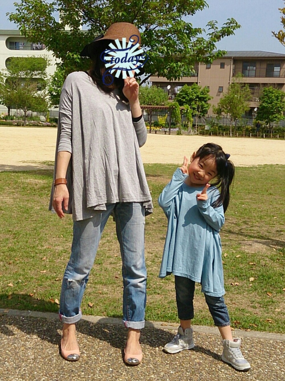 「GALLARDA GALANTEのアイテム（Tシャツ/カットソー、ブルー系）」を使った、retoさん（キッズ・110cm）の春コーディネートの1枚目の写真