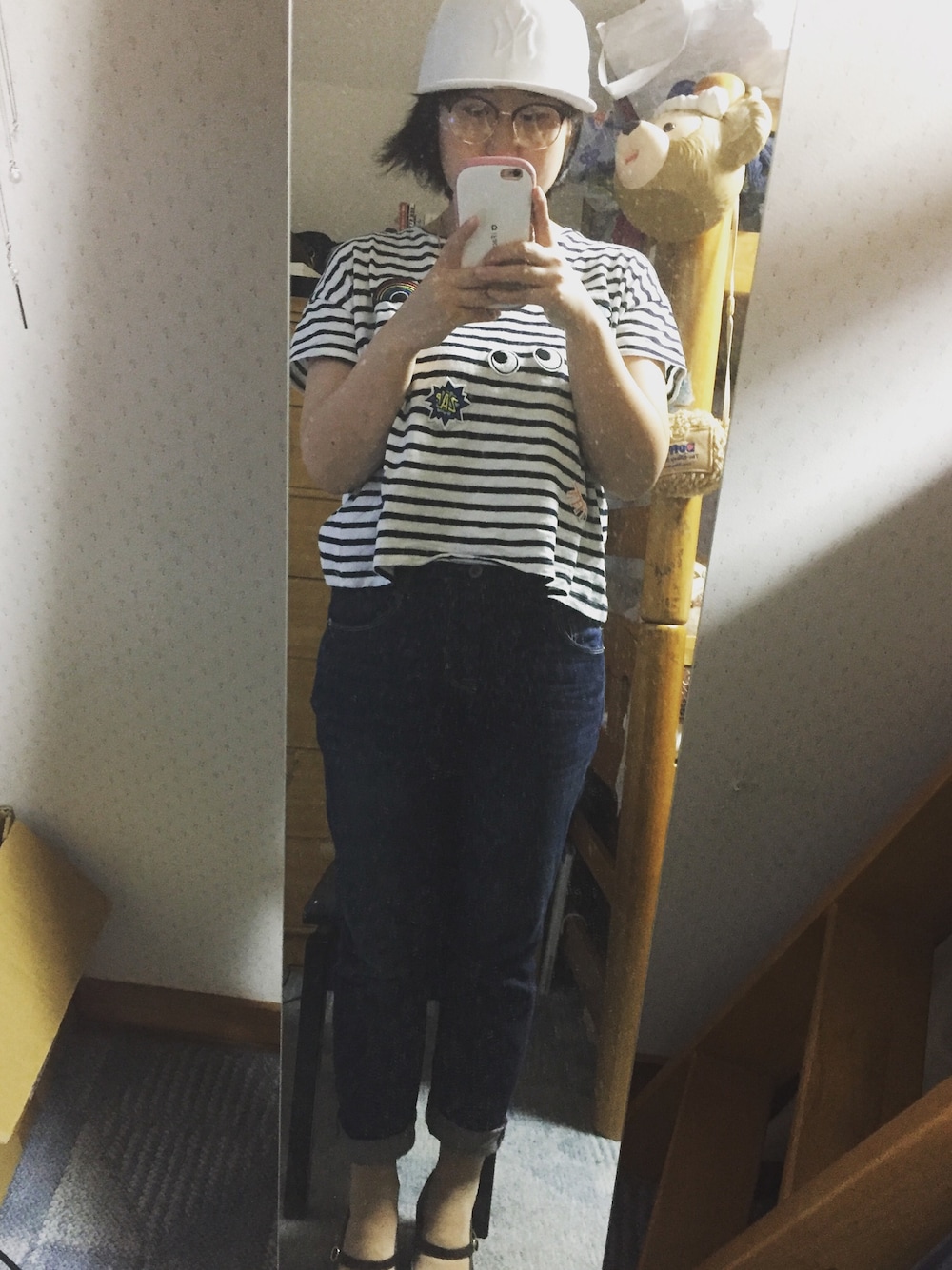 ホワイト系のTシャツ/カットソー、ブルー系のデニムパンツ、ブラック系のパンプスを着用したレディースの秋コーディネートの1枚目の写真