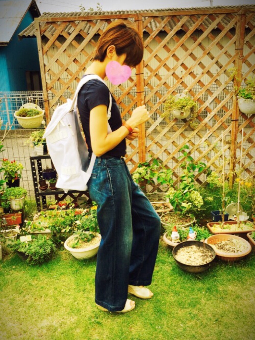 「シンプルコーデ」｜「earth music&ecologyの【2016Autumn】デニムワイドパンツ（デニムパンツ、ブルー系）」を使った、Rinaさん（レディース・157cm）の秋コーディネートの1枚目の写真
