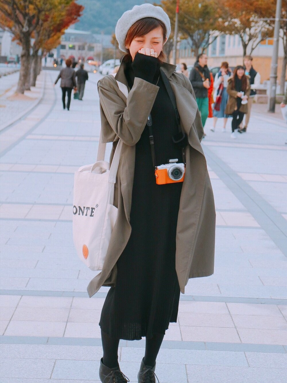 「大人カジュアル、休日スタイル」｜「UNIQLOのアイテム（ワンピース/ドレス、ブラック系）」を使った、Rinaさん（レディース・157cm）の秋コーディネートの1枚目の写真