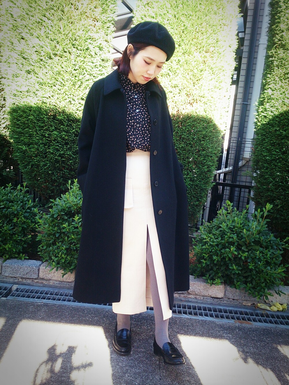 ブラック系のダッフルコート、ブラック系のシャツ/ブラウス、ベージュ系のスカートを着用したレディースの冬コーディネートの1枚目の写真