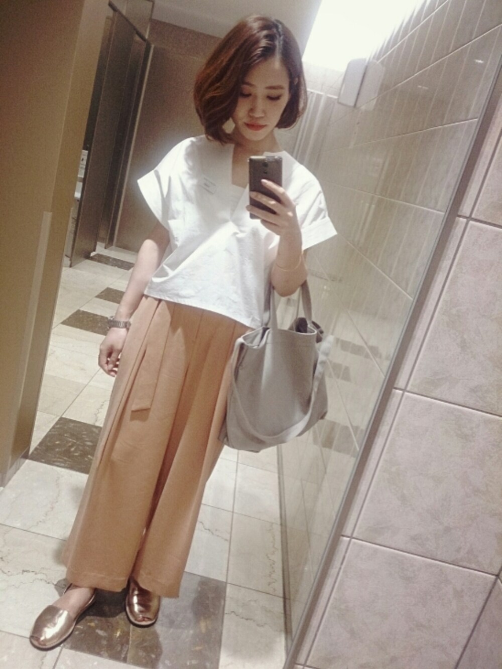 ホワイト系のシャツ/ブラウス、ピンク系のその他パンツ、その他のサンダルを着用したレディースの春コーディネートの1枚目の写真