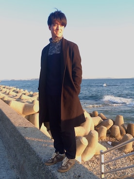 「海」｜「アイテム（チェスターコート）」を使った、KOKIWNMさん（メンズ・172cm）の冬コーディネート