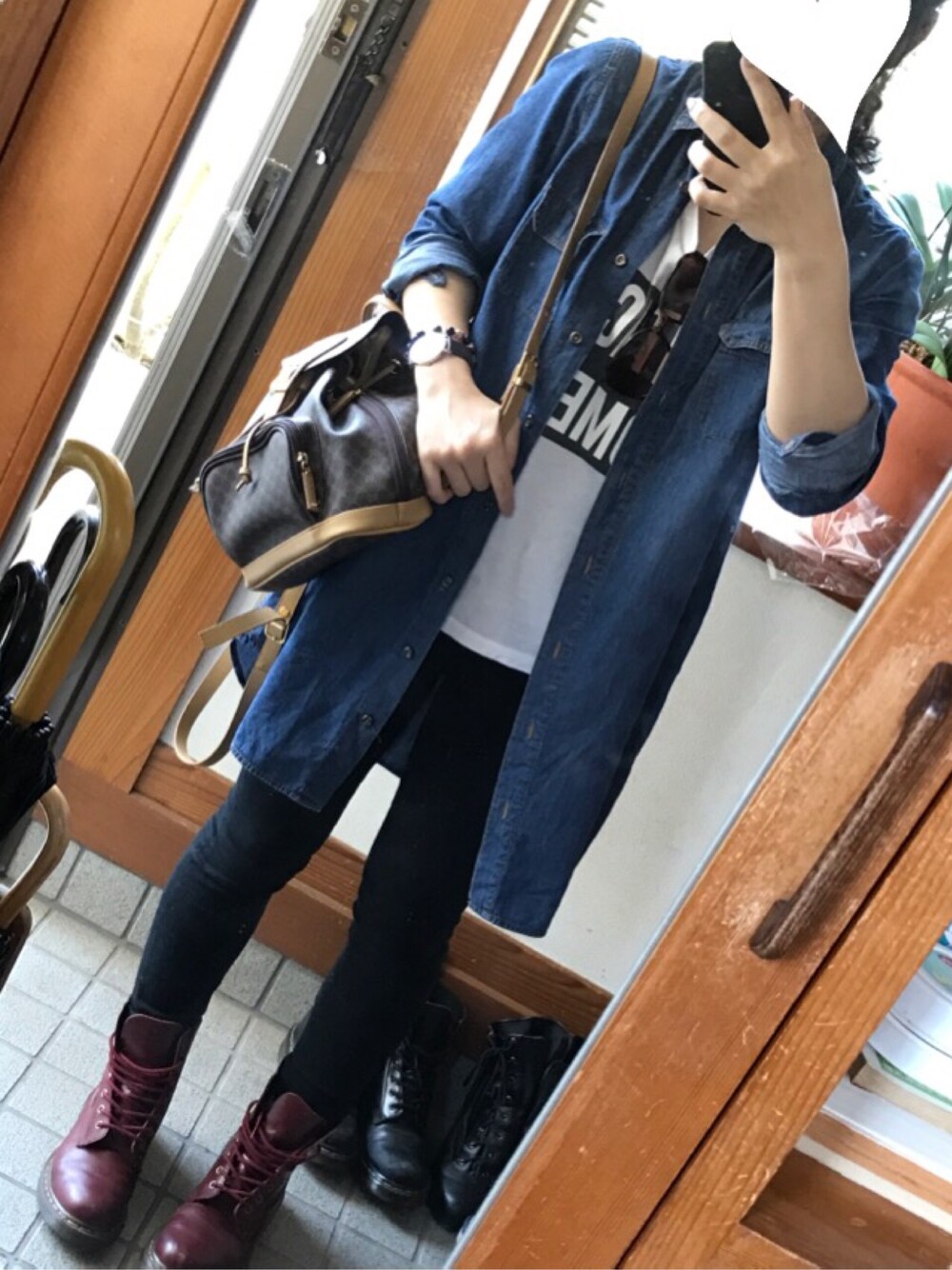「沖縄、デニムシャツ、黒スキニー、ドクターマーチン、Dr.Martens、ダニエルウェリントン、Daniel Wellington」｜「JEANASISのアイテム（Tシャツ/カットソー、ホワイト系）」を使った、asacoさん（レディース・153cm）の冬コーディネートの1枚目の写真